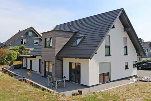 2843082d Ansicht vom Garten - Einfamilienhaus in 59955 Winterberg mit 161m² günstig kaufen