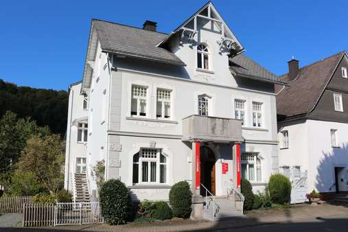 2851082b Außenansicht - Mehrfamilienhaus in 59955 Winterberg mit 187m² günstig kaufen