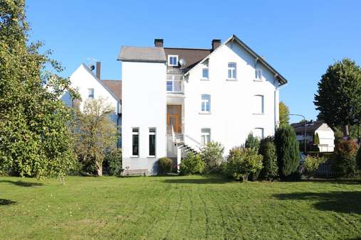 2851082d Ansicht vom Garten - Mehrfamilienhaus in 59955 Winterberg mit 187m² günstig kaufen