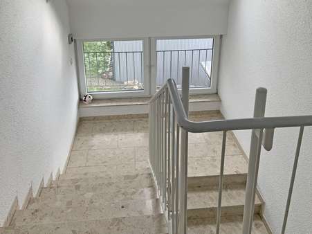 2854102d Treppenhaus  - Etagenwohnung in 59929 Brilon mit 81m² als Kapitalanlage günstig kaufen