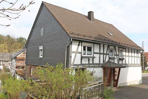 2920043a Außenansicht - Expose - Einfamilienhaus in 35108 Allendorf mit 297m² kaufen