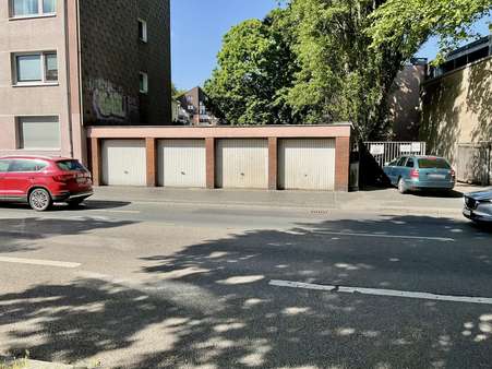Garagenzeile mit 4 Garagen - Wohn- / Geschäftshaus in 45879 Gelsenkirchen mit 826m² als Kapitalanlage kaufen