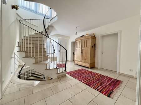 besonderer Eingangsbereich mit geschwungener Treppe - Einfamilienhaus in 45964 Gladbeck mit 243m² kaufen