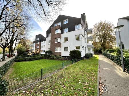 Frontansicht der Immobilie - Etagenwohnung in 45966 Gladbeck mit 93m² günstig kaufen
