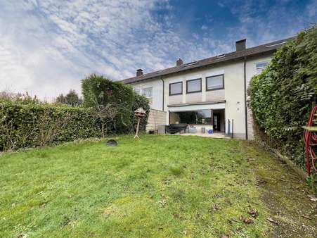 Rückansicht mit Rasenfläche - Reihenmittelhaus in 45966 Gladbeck mit 99m² kaufen
