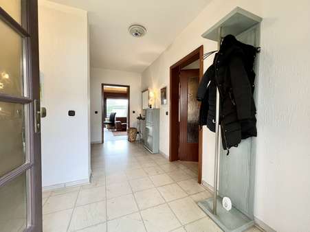 Großzügige und einladende Diele - Reihenmittelhaus in 45966 Gladbeck mit 99m² kaufen