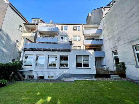Rückansicht mit Balkonen und Terrasse - Mehrfamilienhaus in 45966 Gladbeck mit 529m² als Kapitalanlage kaufen