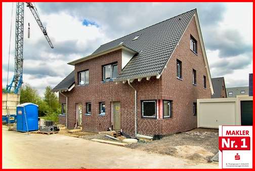 Straßenansicht gesamtes Doppelhaus - Doppelhaushälfte in 46244 Bottrop mit 134m² kaufen