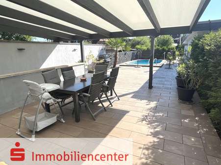 Die große überdachte Terrasse - Doppelhaushälfte in 45663 Recklinghausen mit 120m² kaufen