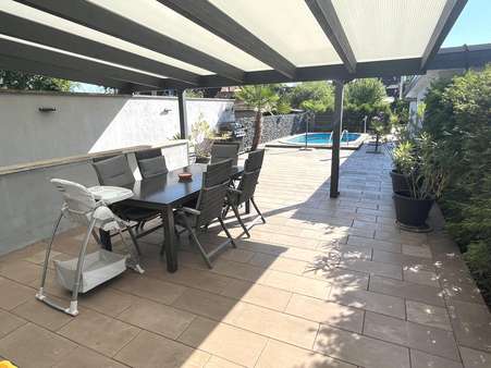 Die große überdachte Terrasse - Doppelhaushälfte in 45663 Recklinghausen mit 120m² kaufen