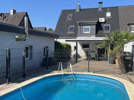 Die Rückansicht samt Pool - Doppelhaushälfte in 45663 Recklinghausen mit 120m² kaufen