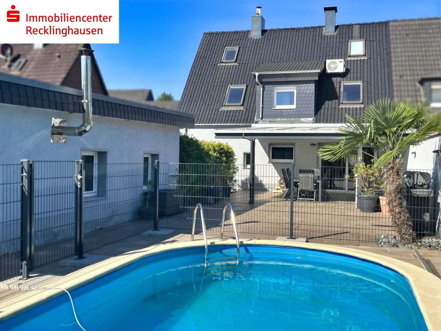 Die Rückansicht samt Pool - Doppelhaushälfte in 45663 Recklinghausen mit 120m² kaufen