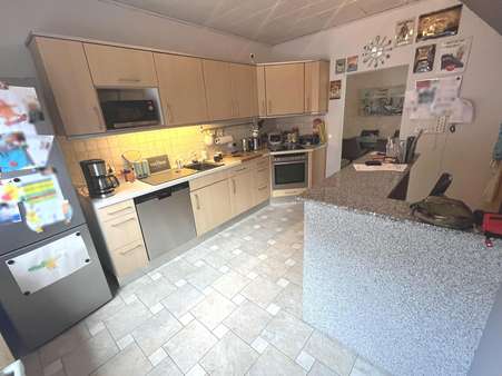 Die große Küche samt Thekenbereich Die große Küche samt Thekenbereich - Zweifamilienhaus in 45739 Oer-Erkenschwick mit 166m² kaufen