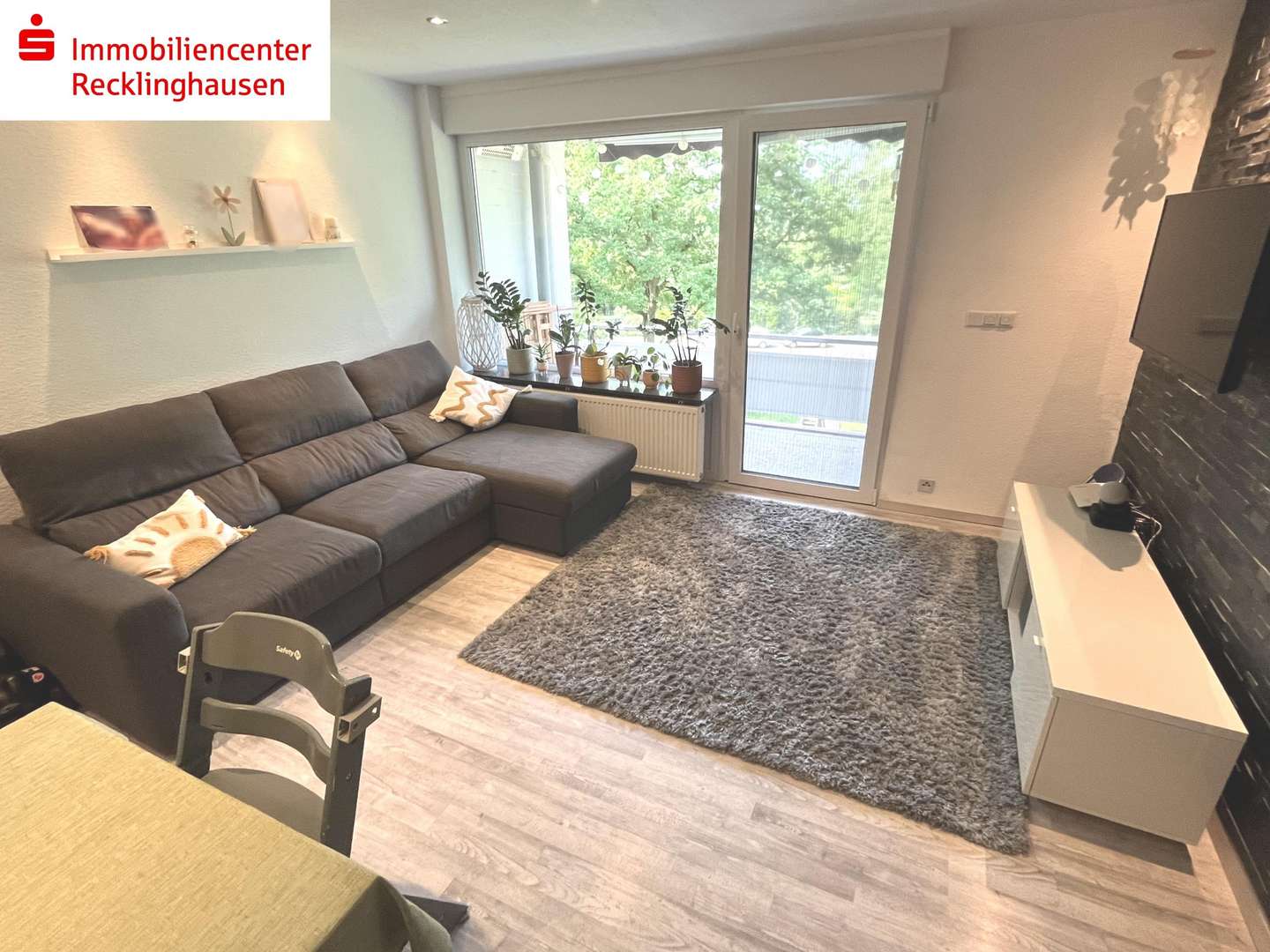 Das geräumige Wohnzimmer mit Balkonzugang Das geräumige Wohnzimmer mit Balkonzugang - Etagenwohnung in 45770 Marl mit 89m² kaufen