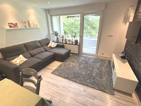 Das geräumige Wohnzimmer mit Balkonzugang Das geräumige Wohnzimmer mit Balkonzugang - Etagenwohnung in 45770 Marl mit 89m² kaufen