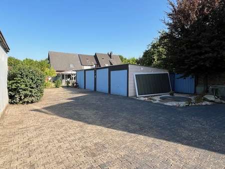 Garagenhof mit den 4 Garagen Garagenhof mit den 4 Garagen - Zweifamilienhaus in 46282 Dorsten mit 152m² kaufen