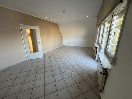 Wohnung 1. OG Wohnzimmer mit Ausgang auf den Balkon - Zweifamilienhaus in 45731 Waltrop mit 141m² kaufen