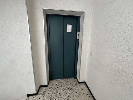 Der Aufzug auf der Zwischenetage Der Aufzug auf der Zwischenetage - Etagenwohnung in 46284 Dorsten mit 96m² kaufen