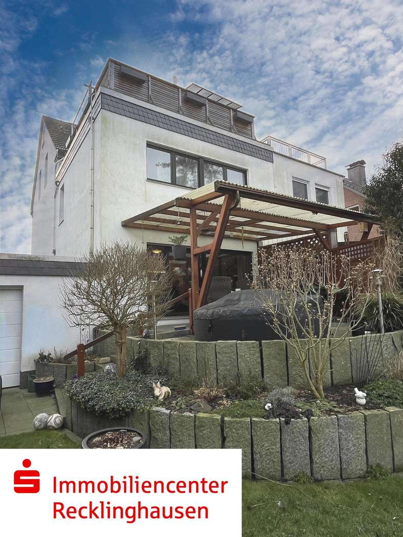 Die Rückansicht des Hauses samt Terrasse - Erdgeschosswohnung in 44629 Herne mit 167m² kaufen