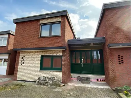 Reihmittelhaus mit Garage und Garten