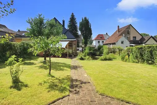 Das ganze Jahr im Grünen sitzen.
EFH mit Wintergarten, 
Garage und Stellplätzen