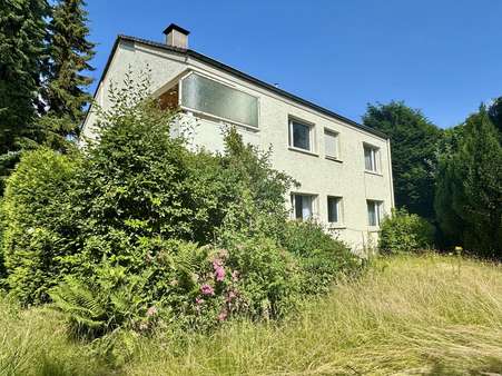 Hausansicht mit Garten - Zweifamilienhaus in 44309 Dortmund mit 184m² kaufen