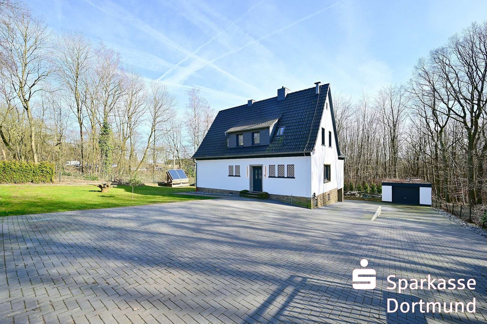 Vorderansicht mit Garage u. gepflasterter Fläche - Einfamilienhaus in 44265 Dortmund mit 187m² kaufen