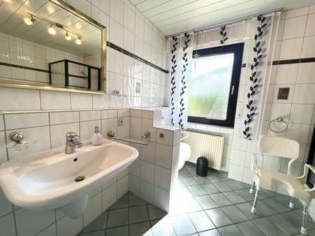 Badezimmer 1 Badezimmer 1 - Zweifamilienhaus in 44319 Dortmund mit 224m² kaufen