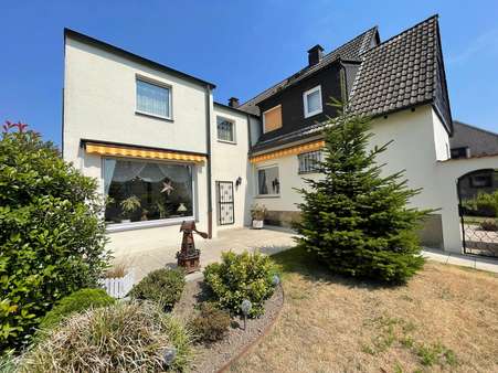 Rückansicht mit Terrasse - Doppelhaushälfte in 44267 Dortmund mit 134m² günstig kaufen