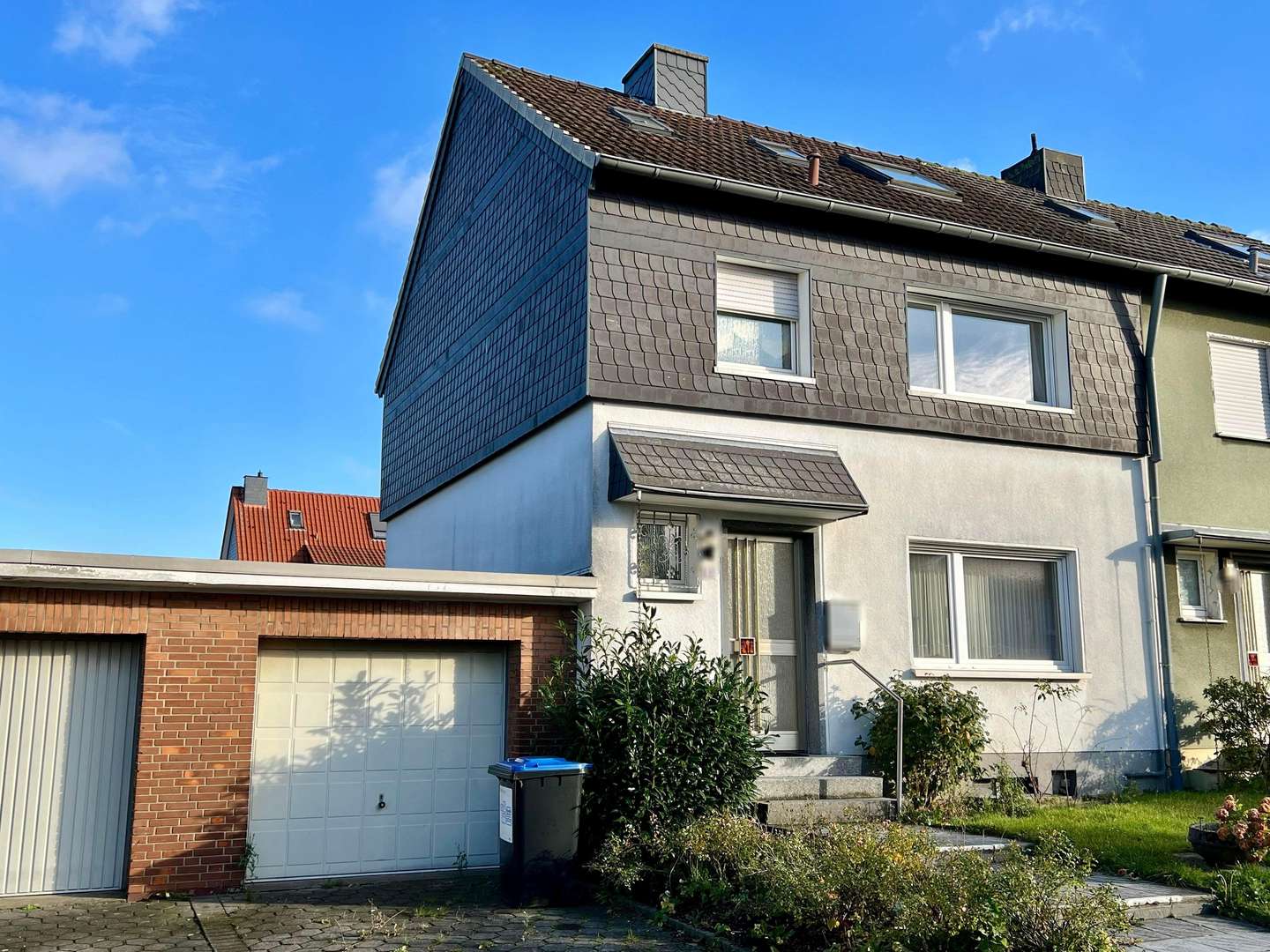 Vorder-/Giebelansicht mit einer Garage - Doppelhaushälfte in 44287 Dortmund mit 100m² kaufen