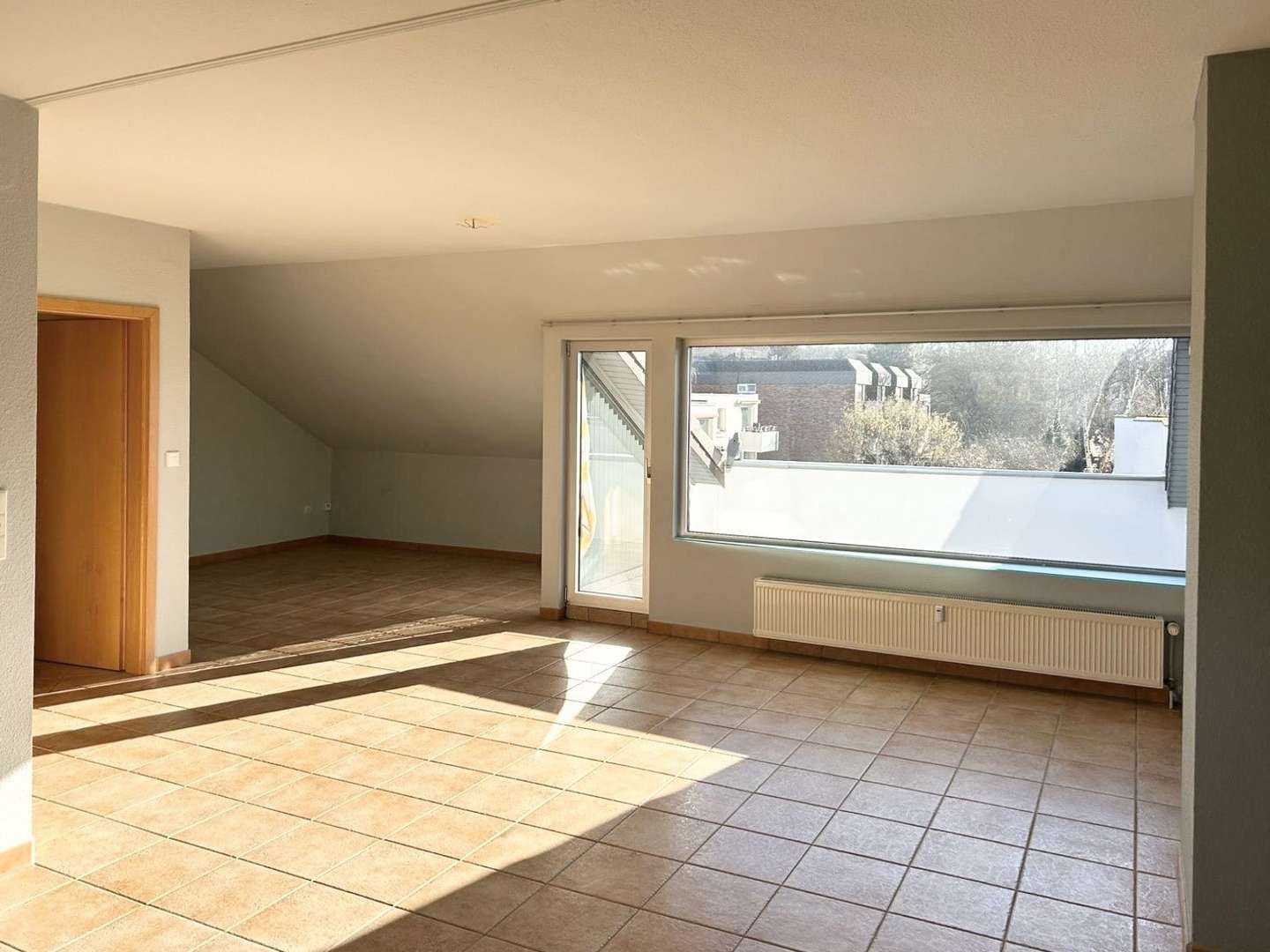 Wohn- und Esszimmer - Dachgeschosswohnung in 44143 Dortmund mit 106m² kaufen