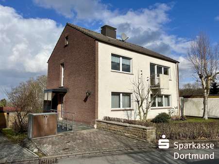 Giebelansicht / Hauseingang - Zweifamilienhaus in 44289 Dortmund mit 128m² kaufen