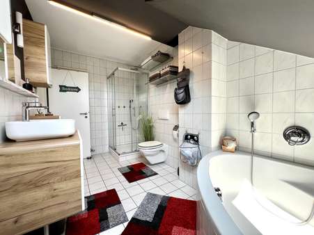 Badezimmer - Dachgeschosswohnung in 44229 Dortmund mit 107m² kaufen