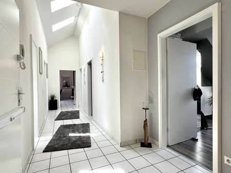 Flur - Dachgeschosswohnung in 44229 Dortmund mit 107m² kaufen