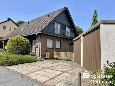 Giebelansicht mit Doppelgarage und Carport - Einfamilienhaus in 44287 Dortmund mit 154m² kaufen