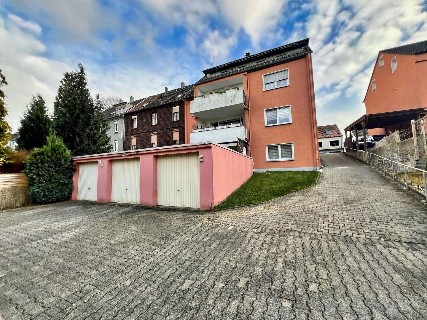 Ansicht Gartenseite & Garagen - Etagenwohnung in 44269 Dortmund mit 137m² kaufen