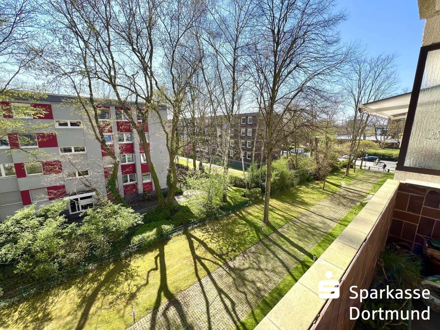 Sonniger Ausblick vom Balkon - Etagenwohnung in 44328 Dortmund mit 75m² kaufen
