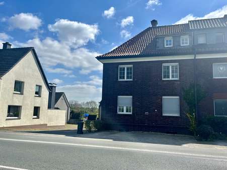 Parkplätze vor dem Haus Parkplätze vor dem Haus - Mehrfamilienhaus in 59368 Werne mit 230m² kaufen