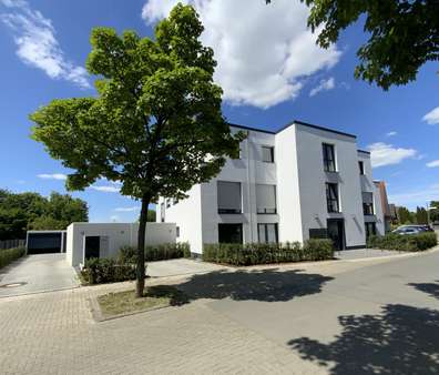 Vorderansicht mit Zufahrt zu den Garagen - Erdgeschosswohnung in 44534 Lünen mit 64m² kaufen