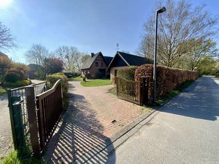 Hofeinfahrt mit elektr. Rolltor Hofeinfahrt mit elektr. Rolltor - Zweifamilienhaus in 59368 Werne mit 233m² kaufen