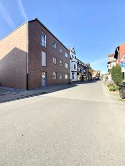 die Straßenansicht... 30er Zone - Erdgeschosswohnung in 59379 Selm mit 76m² kaufen