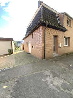 zwei Hauseingänge,  Zufahrt Garage/Innenhof - Doppelhaushälfte in 59379 Selm mit 79m² kaufen