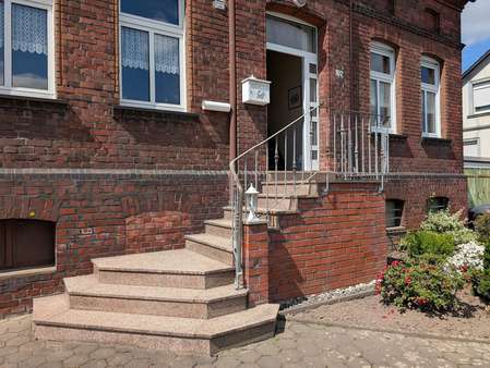 Haustür mit Treppenaufgang - Zweifamilienhaus in 59425 Unna mit 127m² kaufen
