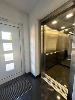 Eingangstür & Fahrstuhl - Erdgeschosswohnung in 59423 Unna mit 53m² kaufen