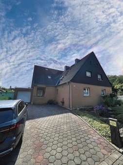 Einfahrt mit Blick aufs Haus - Doppelhaushälfte in 59423 Unna mit 150m² kaufen
