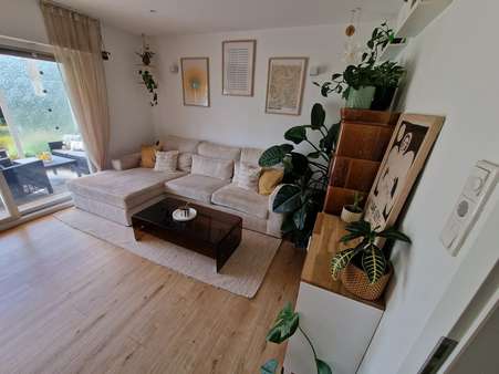 Wohnzimmer mit Zugang zur Terrasse - Reihenmittelhaus in 58730 Fröndenberg mit 75m² kaufen