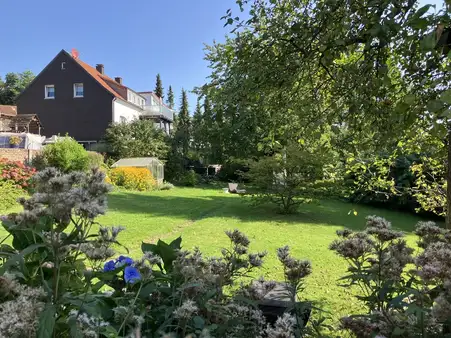 Große Wohnung mit Charme und eigenem Gartenanteil 