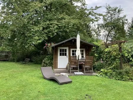 Große Wohnung mit Charme und eigenem Gartenanteil 