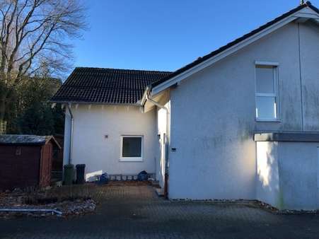 Ansicht mit Terrasse und Stellplatz - Reiheneckhaus in 59439 Holzwickede mit 95m² günstig kaufen