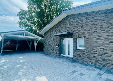 Haupteingang inkl. Doppelcarport - Zweifamilienhaus in 58730 Fröndenberg mit 249m² kaufen